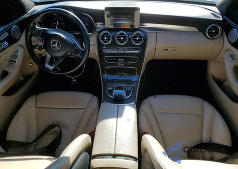 2015 Mercedes-Benz C 300 4Matic z USA, uszkodzony, nr VIN 55SWF4KB6FU020356